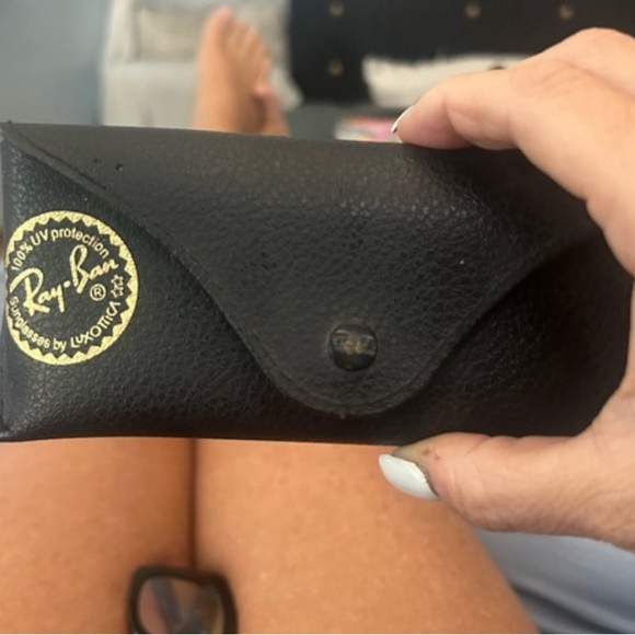 Ray Ban Aviators! Blue gradient lenses and gold frames. - Picture 2 of 4